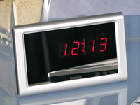 infactory Spiegel-Uhr mit Akustiksensor & Weckfunktion;   
